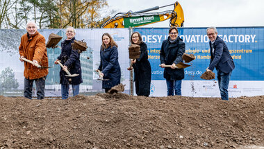 Erster Spatenstich für die DESY Innovation Factory (v.l.n.r.): Helmut Dosch (DESY), Volkmar Dietz (BMBF), Melanie Leonhard (Hamburger Wirtschaftssenatorin), Eva Gümbel (Hamburger Wissenschafts-Staatsrätin), Arik Willner und Hansjörg Wiese (beide DESY). © DESY, Axel Heimken