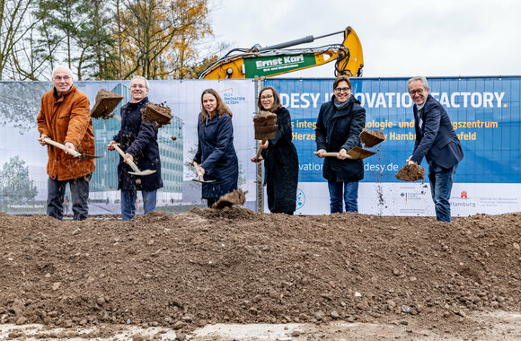 Erster Spatenstich für die DESY Innovation Factory (v.l.n.r.): Helmut Dosch (DESY), Volkmar Dietz (BMBF), Melanie Leonhard (Hamburger Wirtschaftssenatorin), Eva Gümbel (Hamburger Wissenschafts-Staatsrätin), Arik Willner und Hansjörg Wiese (beide DESY). © DESY, Axel Heimken