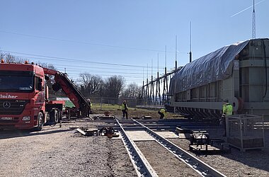 Die Schienenanlage wird für den Quer- und Längsverzug des Transformators eingerichtet