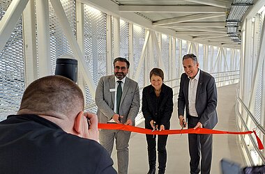 Feierlicher Akt der Eröffnung (von links: Emre Nazil, Helios Geschäftsführer, Bettina Lisbach, Bürgermeisterin, Markus Hemming, Klinikum Geschäftsführer)