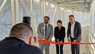 Feierlicher Akt der Eröffnung (von links: Emre Nazil, Helios Geschäftsführer, Bettina Lisbach, Bürgermeisterin, Markus Hemming, Klinikum Geschäftsführer)