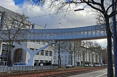 Die Brücke überspannt vier Fahrstreifen sowie eine Straßenbahntrasse