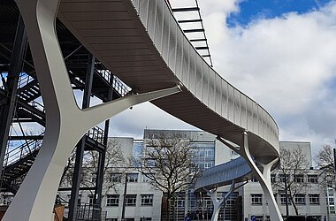  Im Grundriss schwingt sich die Brücke elegant vom Klinikum zur Helios Klinik 